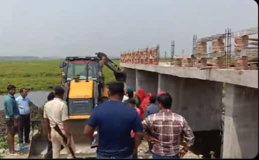 bihar-real-estate-brokers-build-illegal-bridge-on-river-to-hike-land-prices-leave-officials-stunned-2, 3845889,